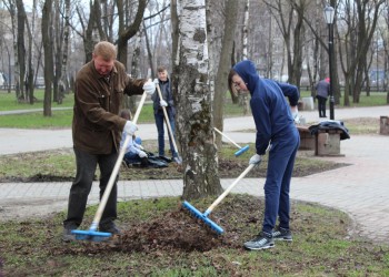 Субботник в Привокзальном сквере Череповца